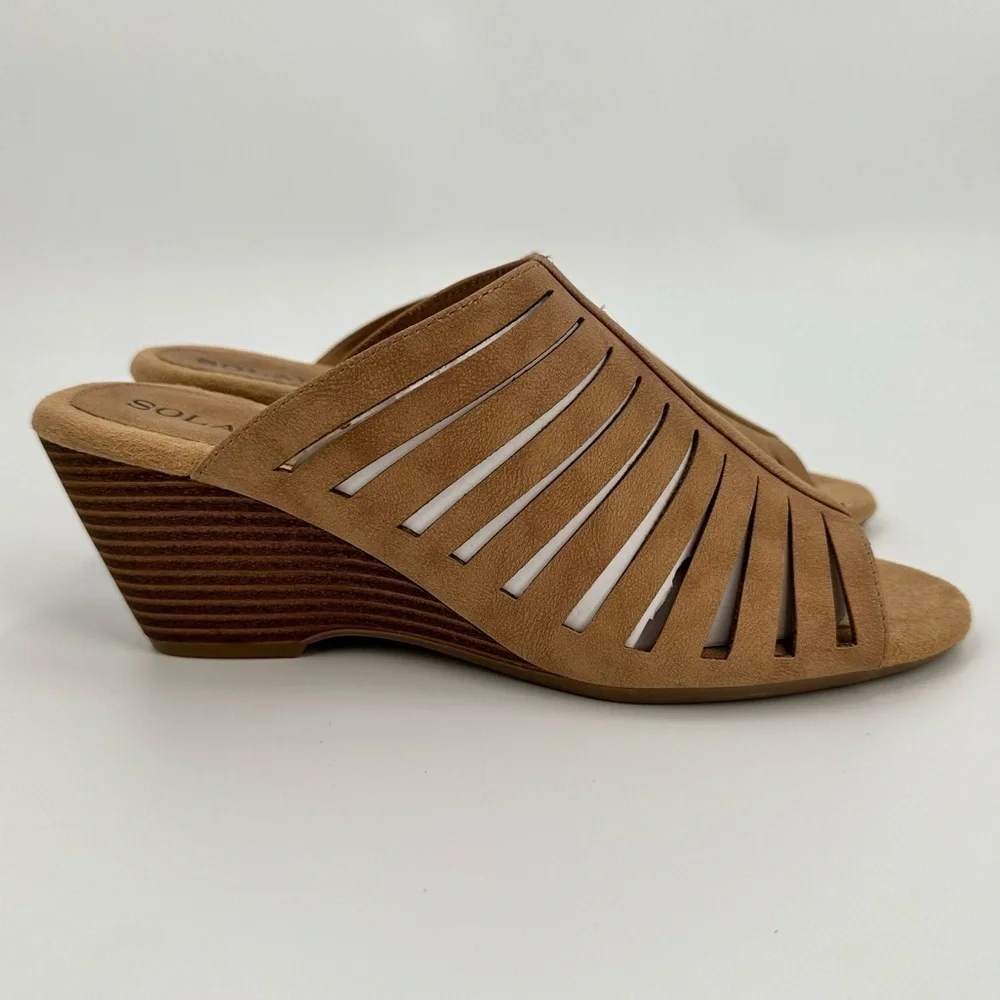SOLANZ Paige NWOB Women’s Open Toe Tan Faux Suede Slip On Wedges Size 7.5M